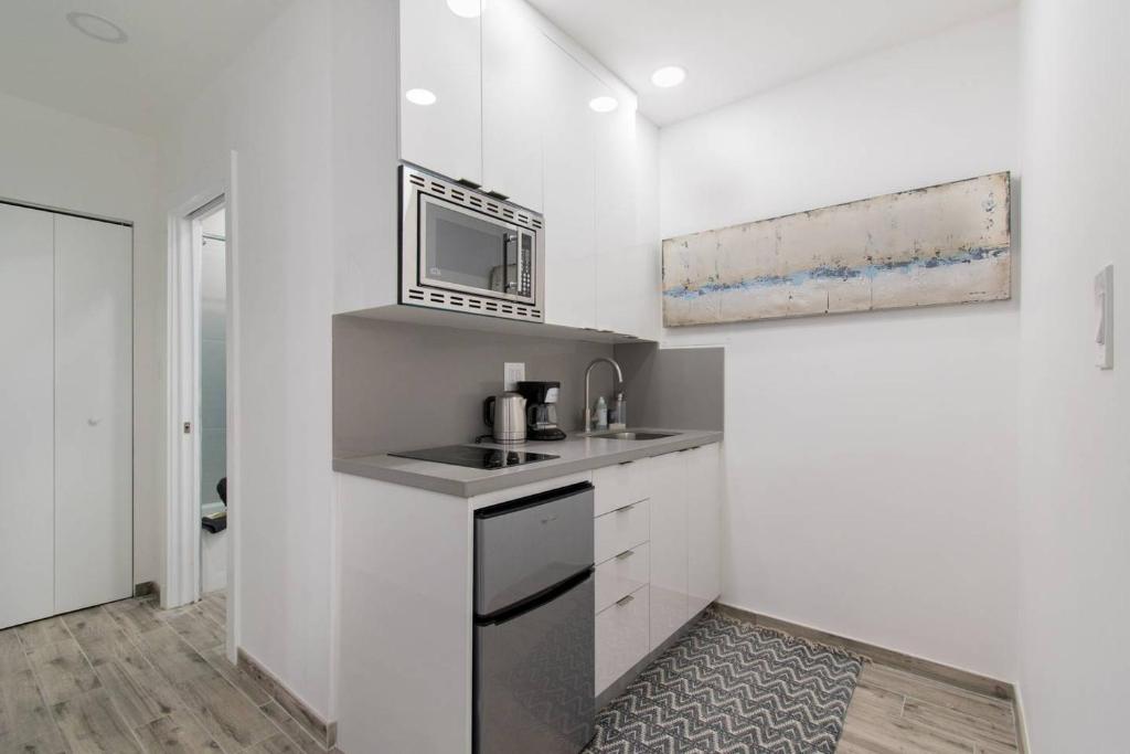 Modern apartment wbeach steps parking