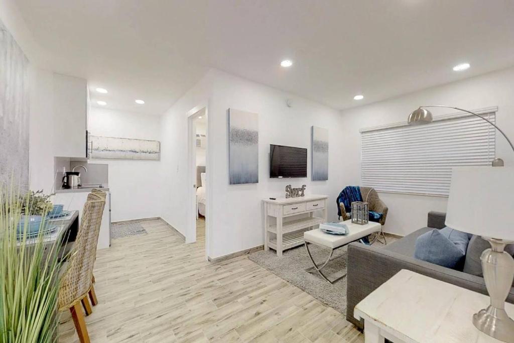 Modern apartment wbeach steps parking