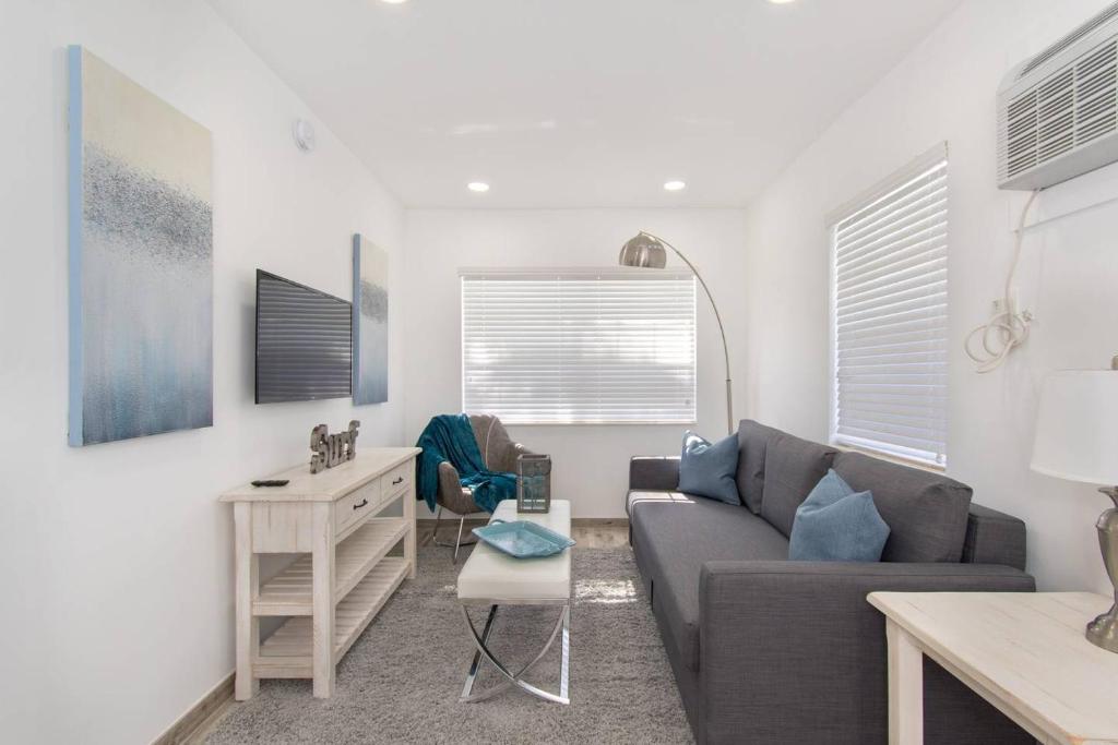 Modern apartment wbeach steps parking