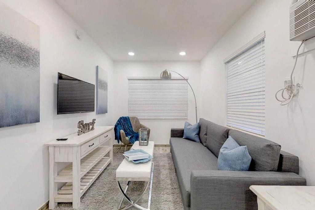 Modern apartment wbeach steps parking