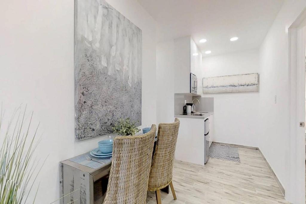 Modern apartment wbeach steps parking