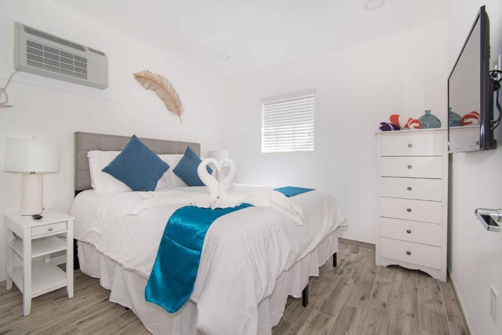 Modern apartment wbeach steps parking