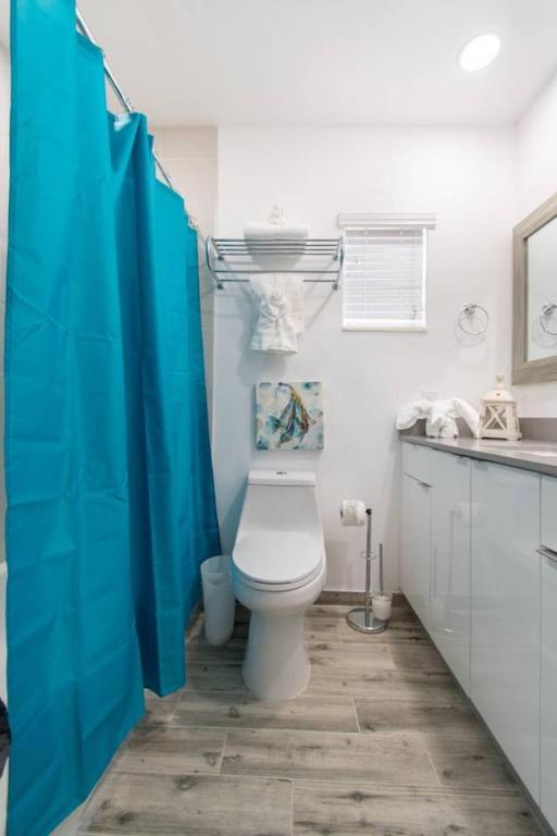 Modern apartment wbeach steps parking