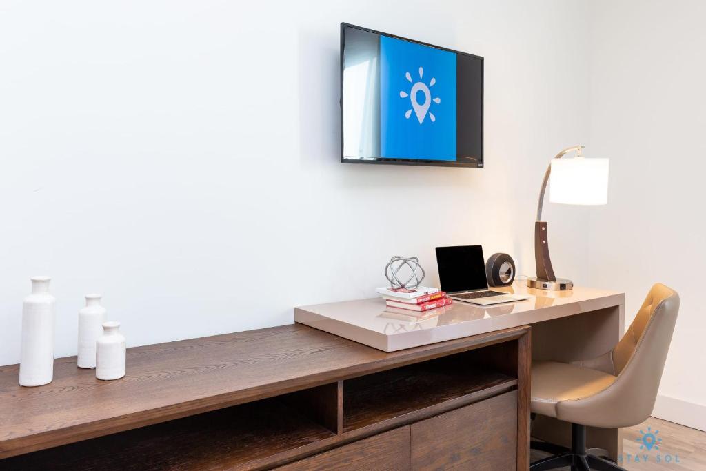 New Studio - Hollywood Beach Bliss for 2