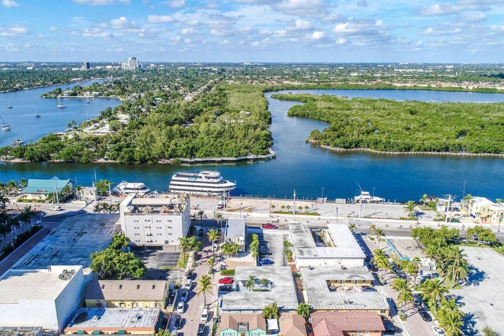 Cozy apartment wsteps to beach boardwalk