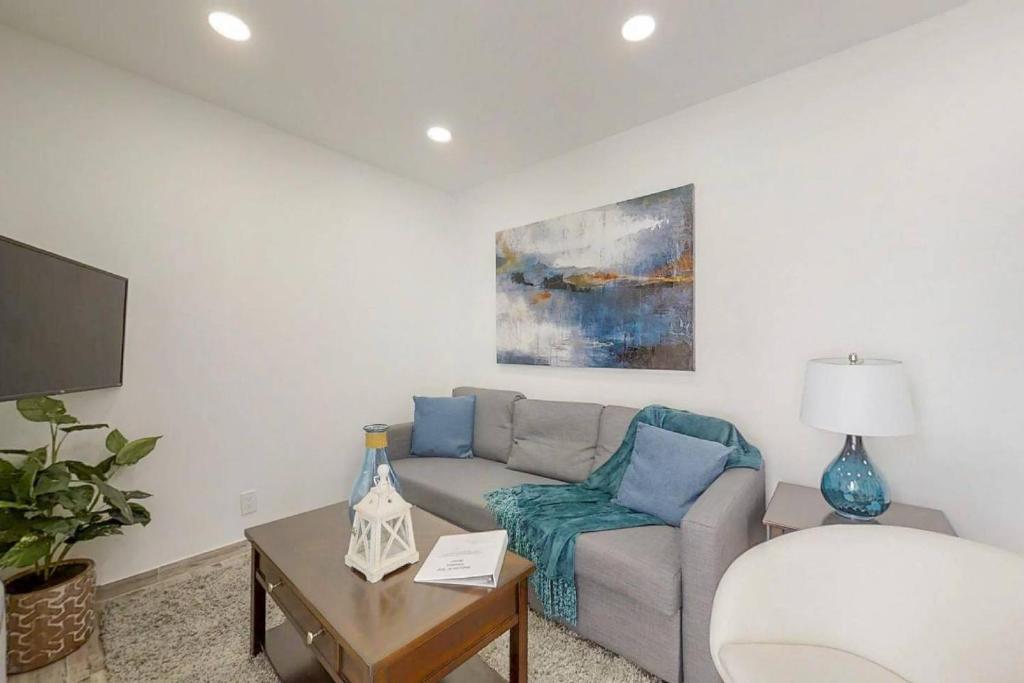 Cozy apartment wsteps to beach boardwalk