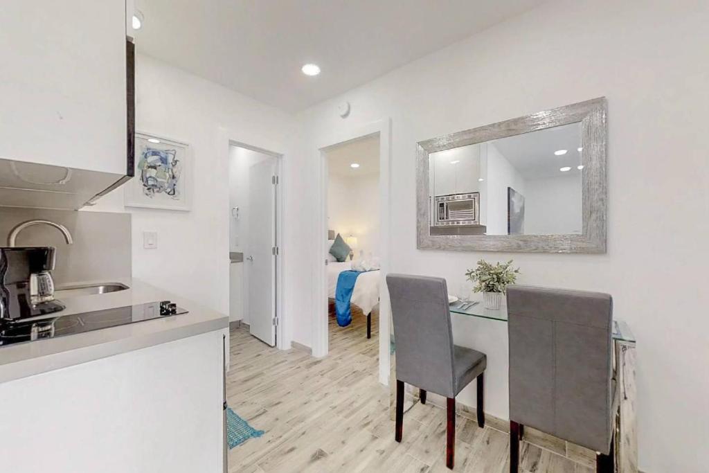 Cozy apartment wsteps to beach boardwalk