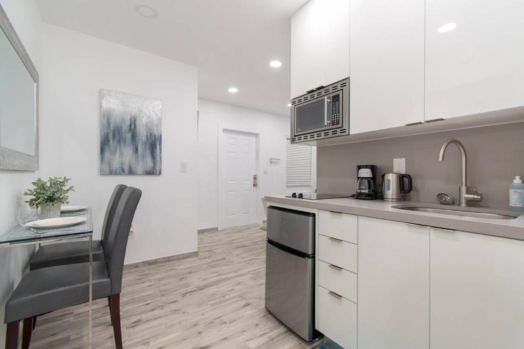 Cozy apartment wsteps to beach boardwalk