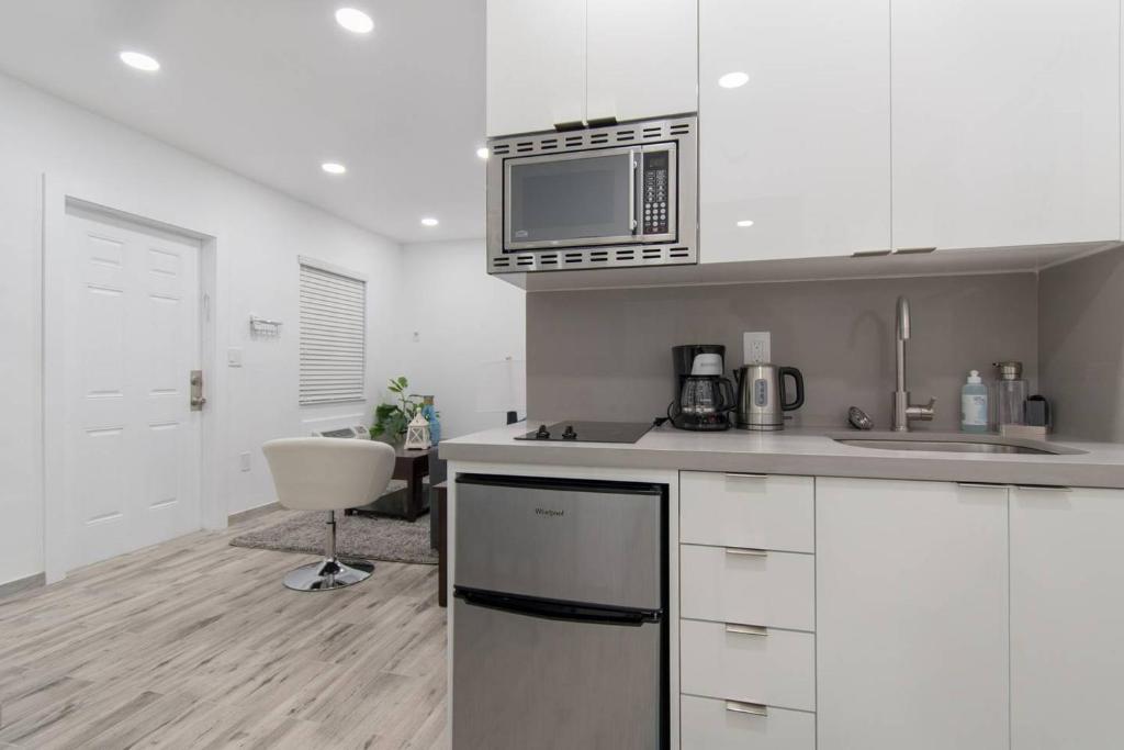 Cozy apartment wsteps to beach boardwalk