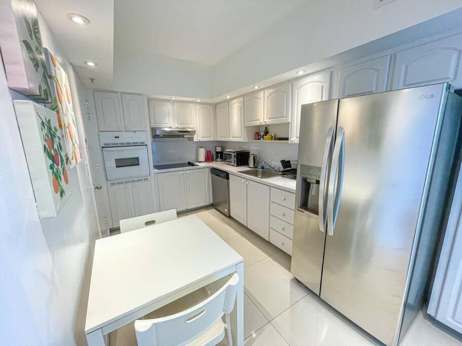 On The Sand - All The Amenities - Hollywood Beach