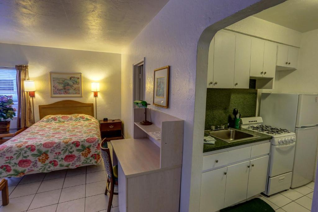 Richard's Motel Courtyard