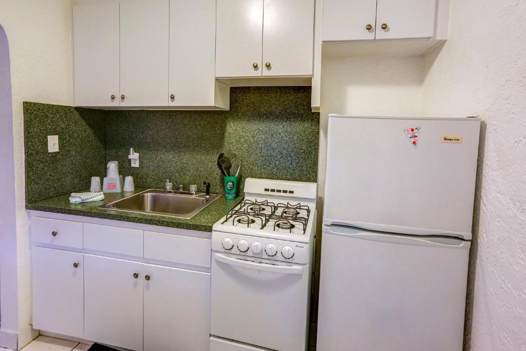 Richard's Motel Courtyard