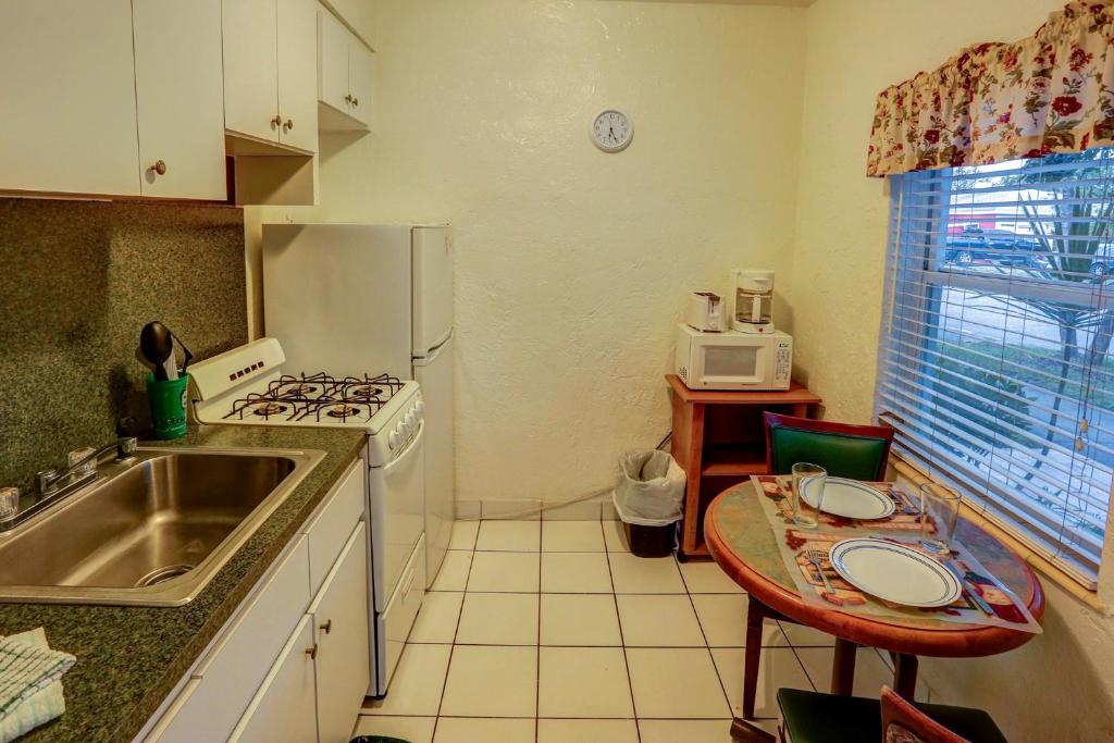 Richard's Motel Courtyard