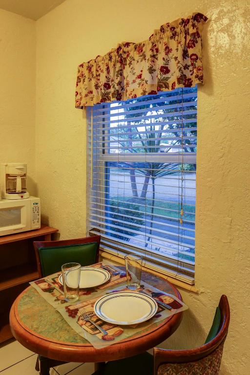 Richard's Motel Courtyard