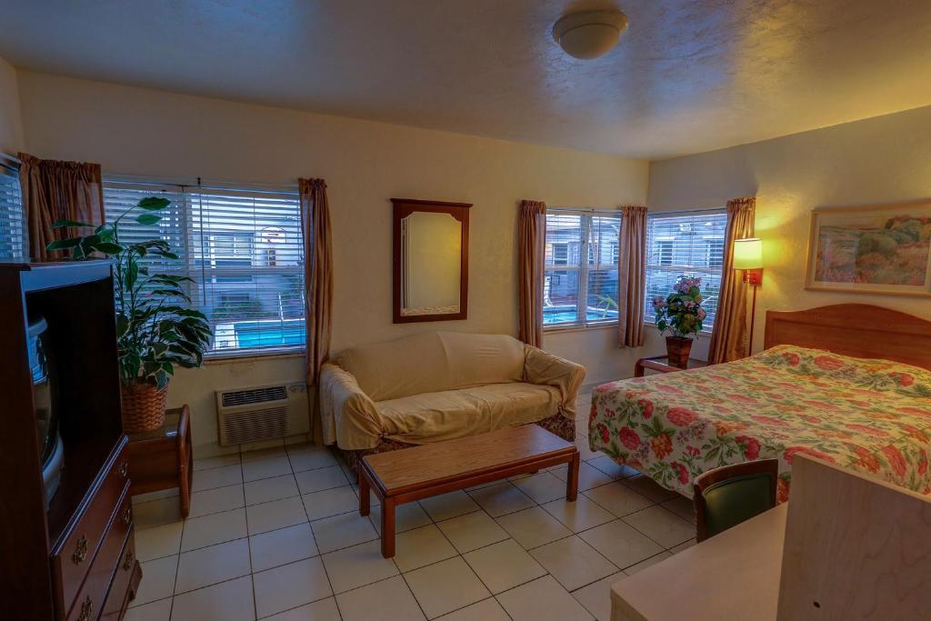 Richard's Motel Courtyard