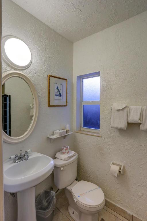 Richard's Motel Courtyard