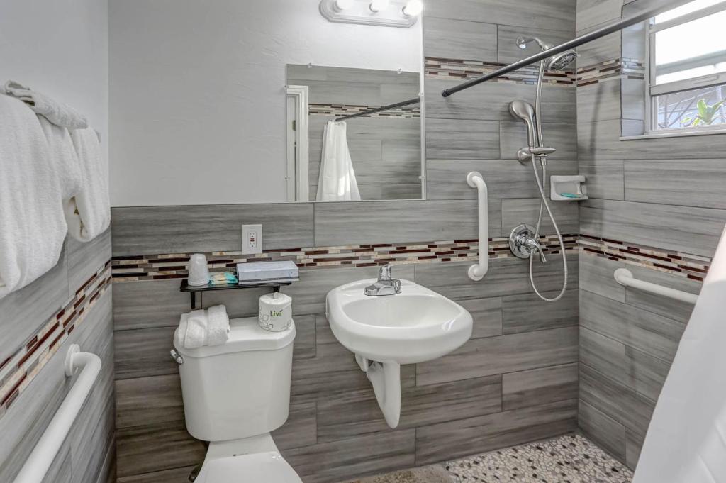 Richard's Motel Courtyard