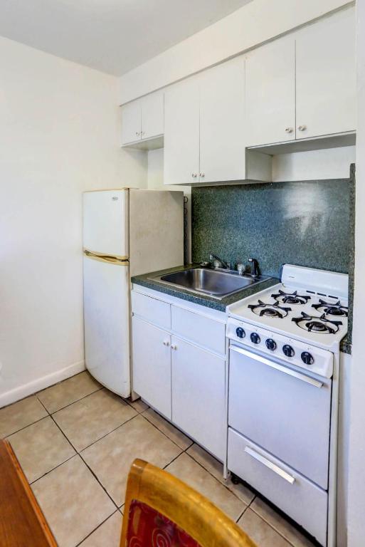 Richard's Motel Courtyard