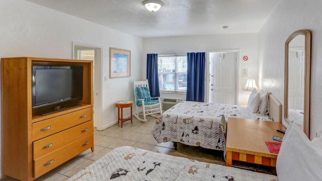 Richard's Motel Courtyard