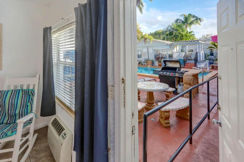 Richard's Motel Courtyard