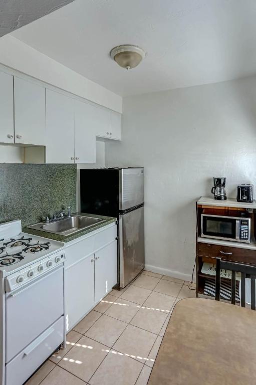 Richard's Motel Courtyard