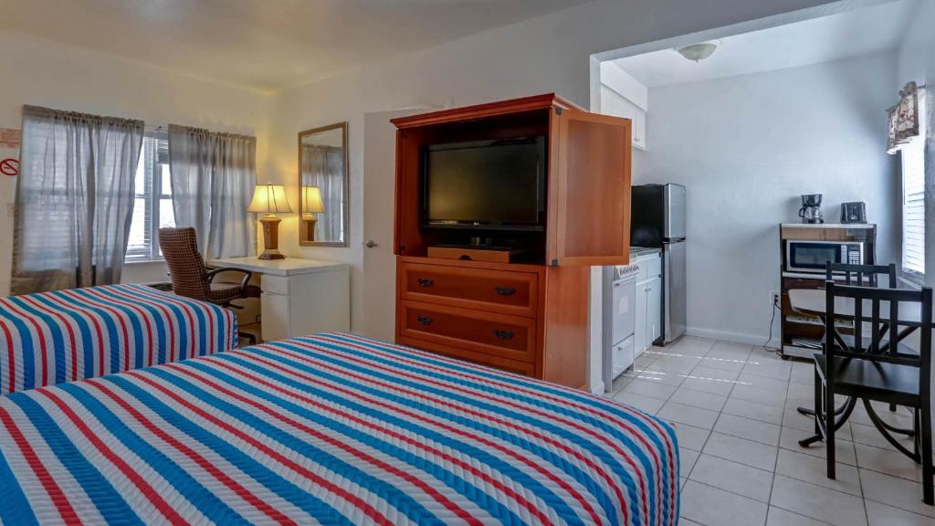 Richard's Motel Courtyard