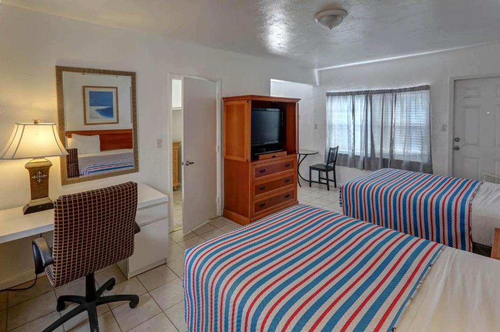 Richard's Motel Courtyard