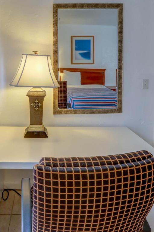 Richard's Motel Courtyard