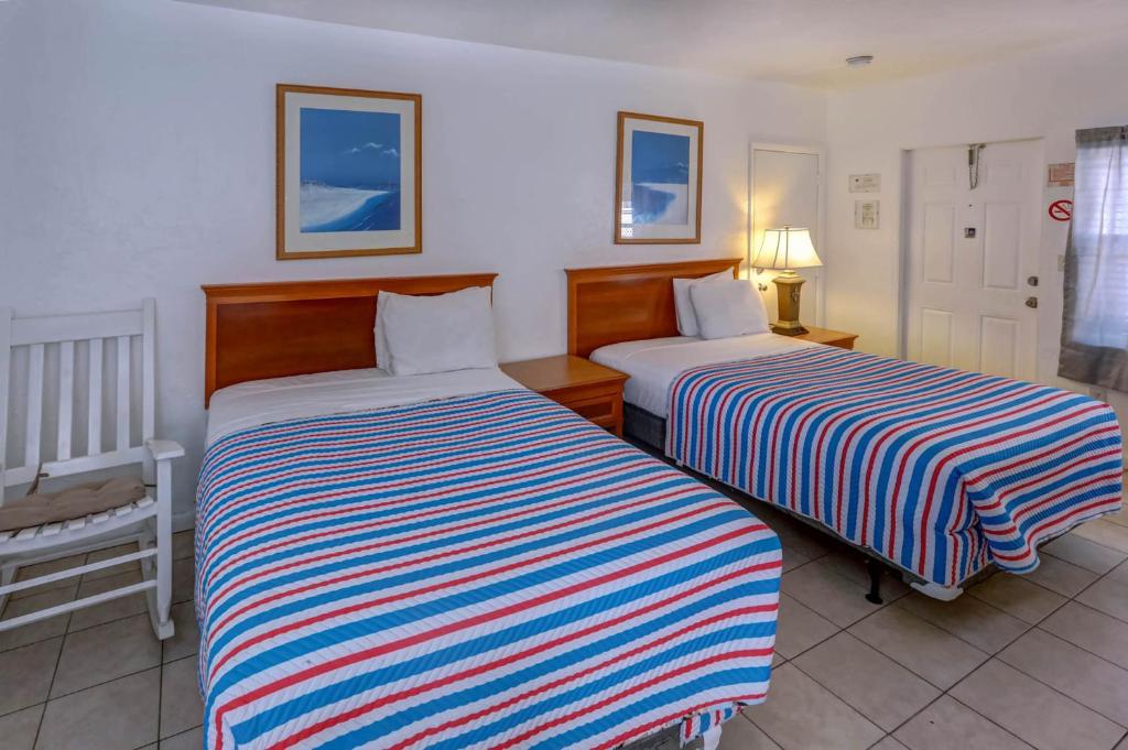 Richard's Motel Courtyard