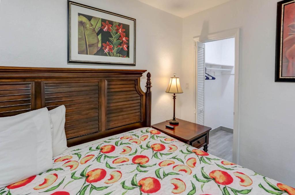 Richard's Motel Courtyard