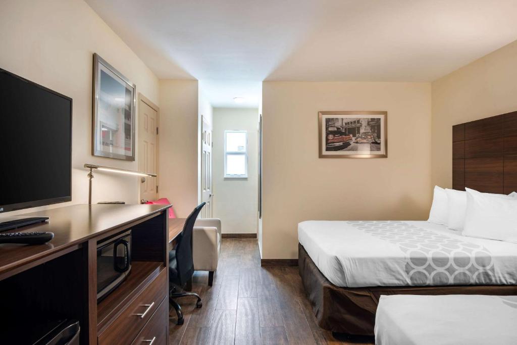 Downtown Hollywood Gardens Inn & Suites