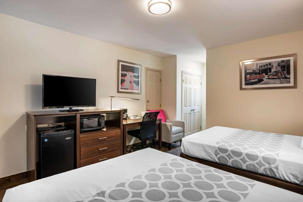 Downtown Hollywood Gardens Inn & Suites