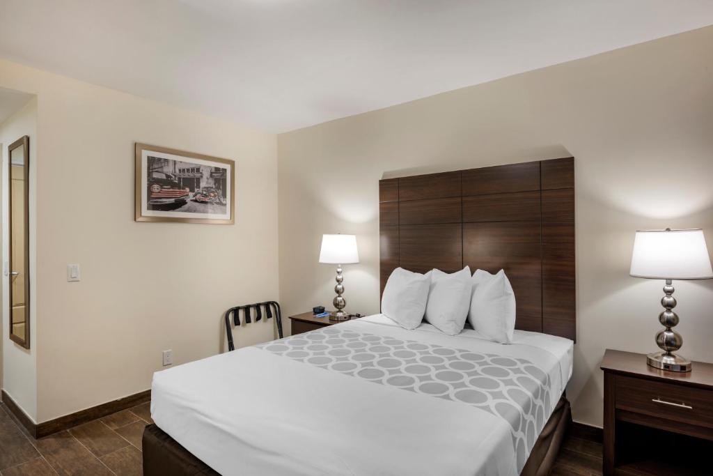 Downtown Hollywood Gardens Inn & Suites