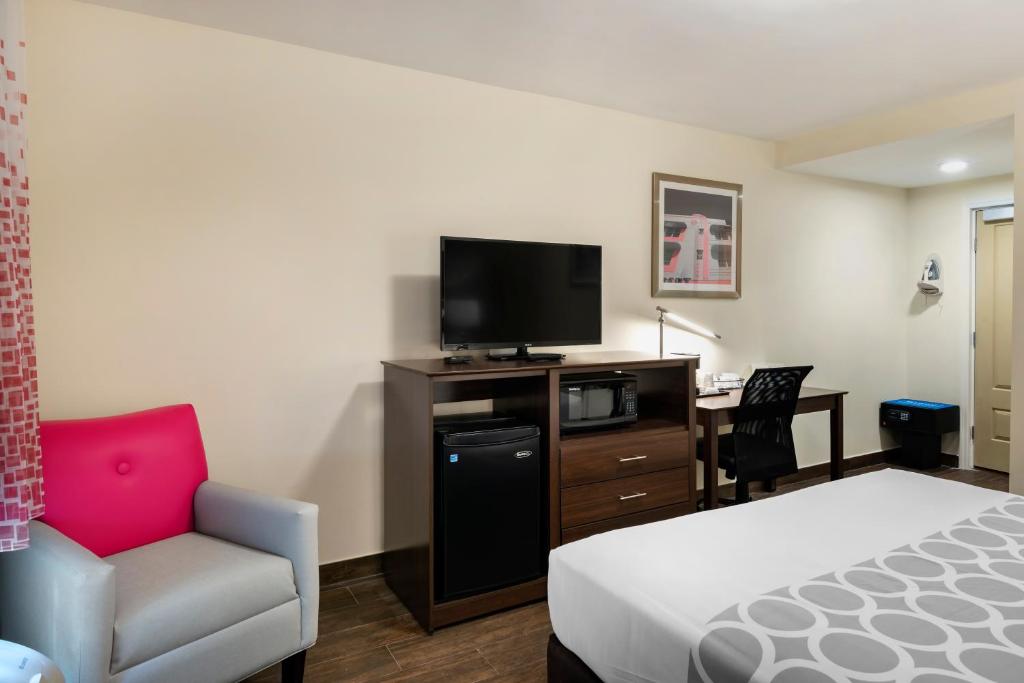Downtown Hollywood Gardens Inn & Suites