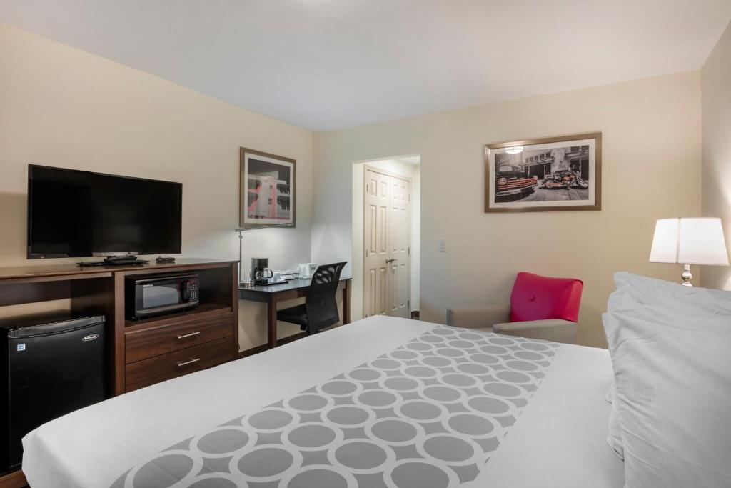 Downtown Hollywood Gardens Inn & Suites