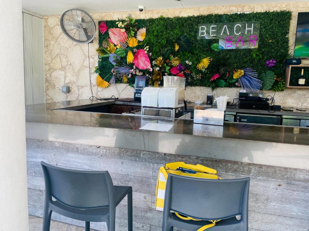 Beautiful penthouse condo with stunning views of both ocean and city