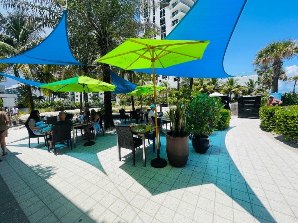 Beautiful penthouse condo with stunning views of both ocean and city