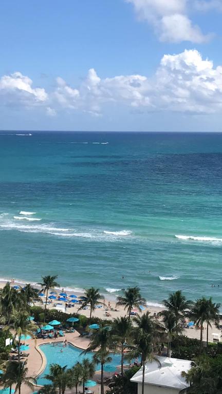 Beautiful penthouse condo with stunning views of both ocean and city