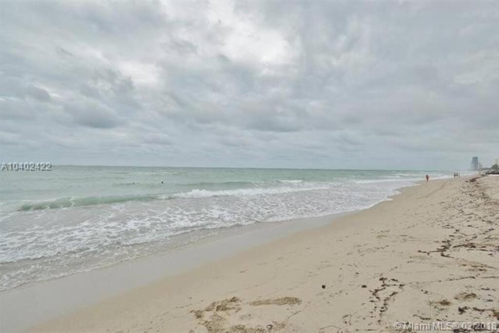 Beautiful penthouse condo with stunning views of both ocean and city