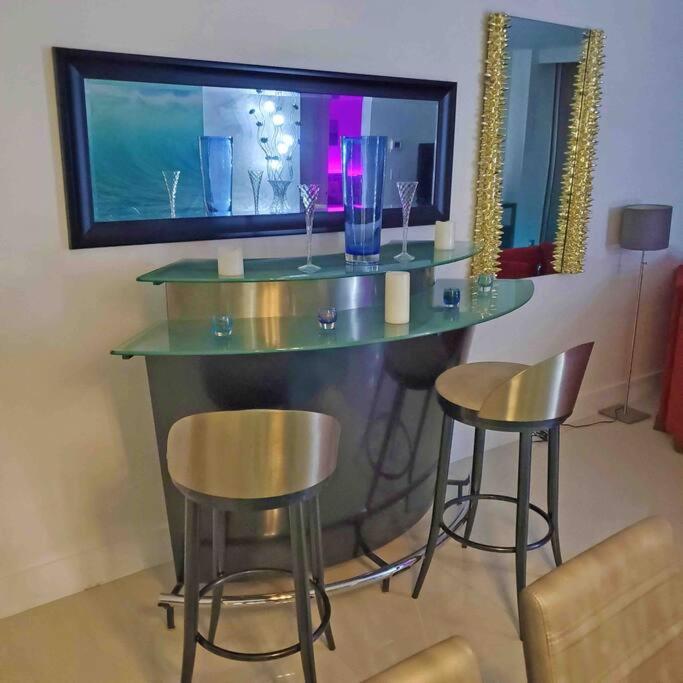 Beautiful penthouse condo with stunning views of both ocean and city