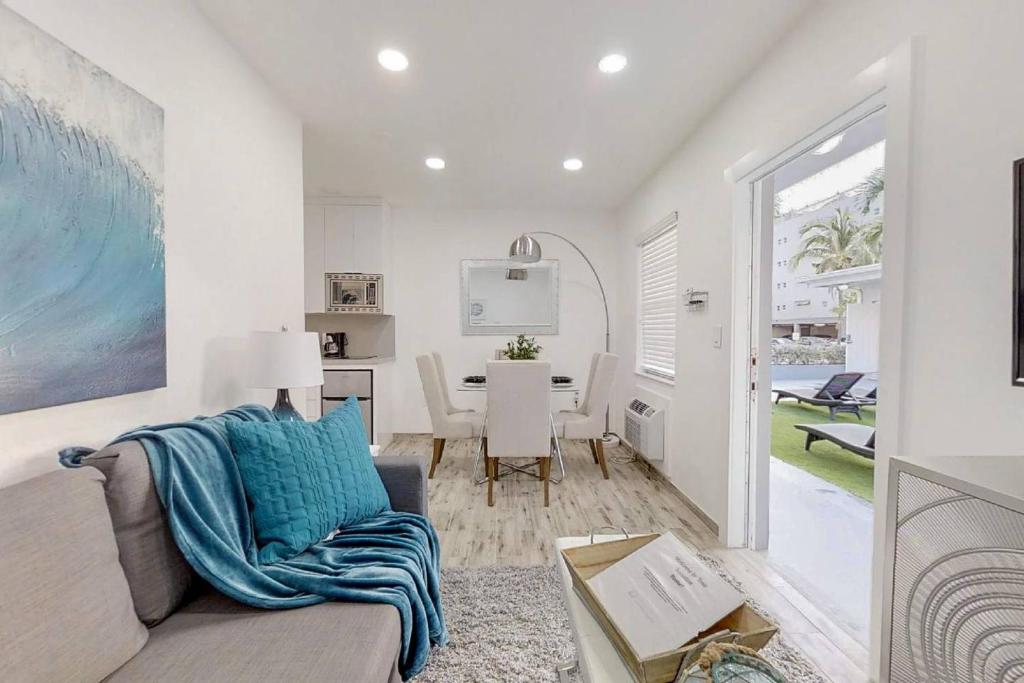 Renovated studio w ocean views boardwalk steps