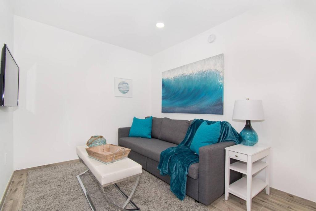 Renovated studio w ocean views boardwalk steps