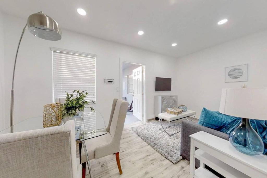 Renovated studio w ocean views boardwalk steps