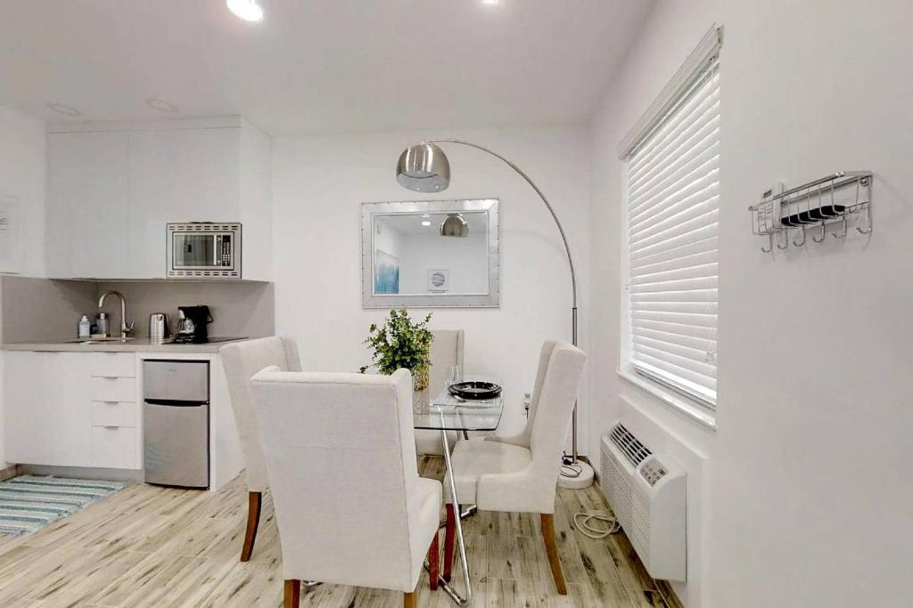 Renovated studio w ocean views boardwalk steps