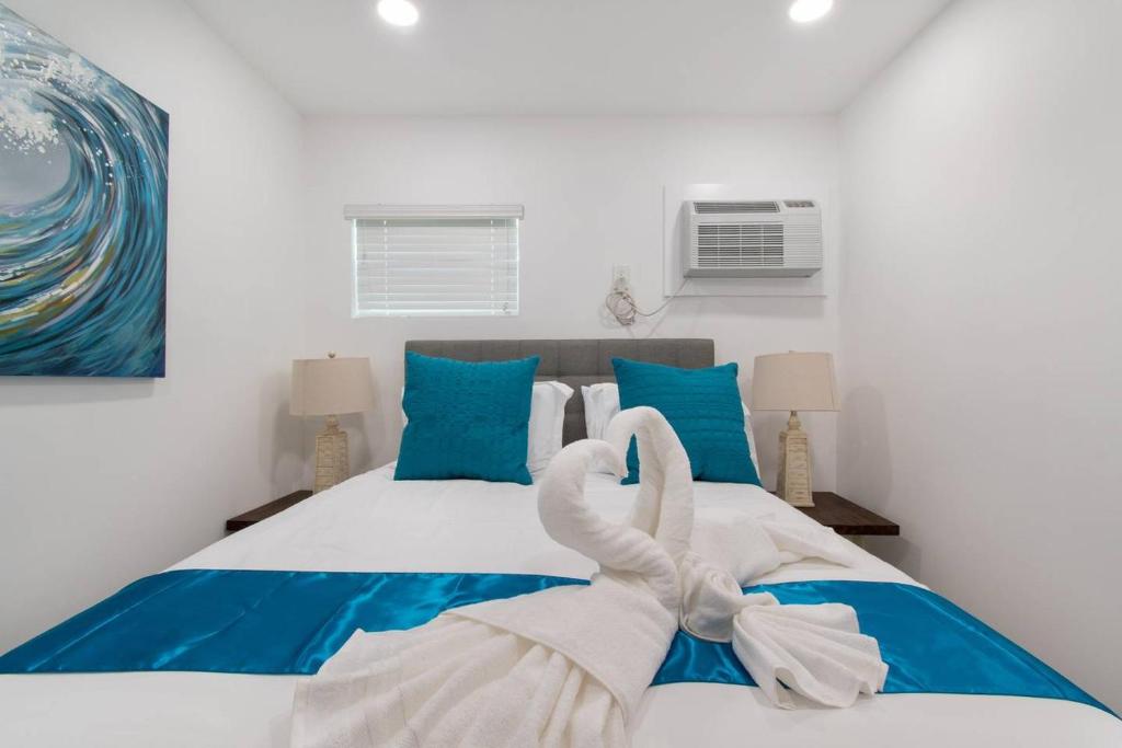 Renovated studio w ocean views boardwalk steps