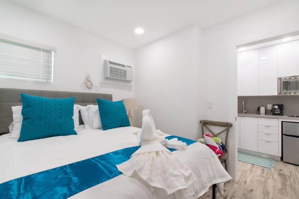 Renovated studio w ocean views boardwalk steps