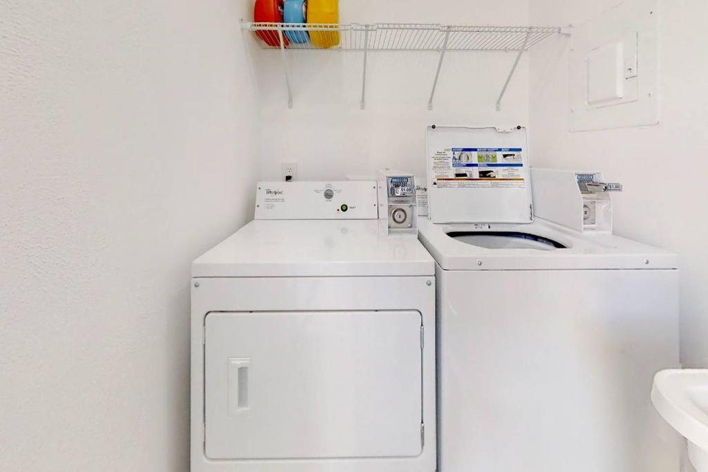 Renovated studio w ocean views boardwalk steps