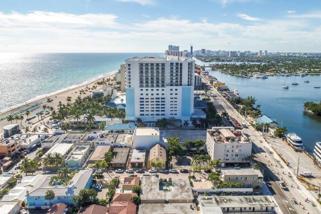 Renovated studio w ocean views boardwalk steps