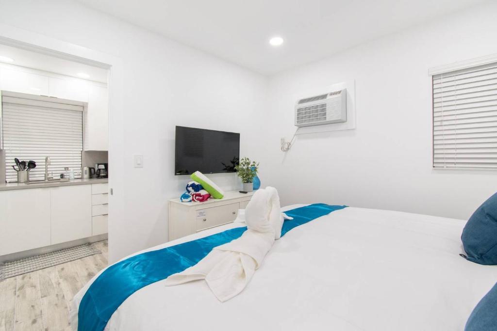 Renovated studio wocean view boardwalk steps