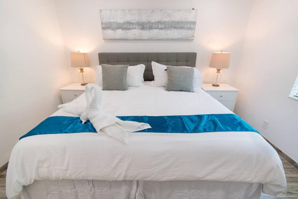 Modern apartment wking bed beach views